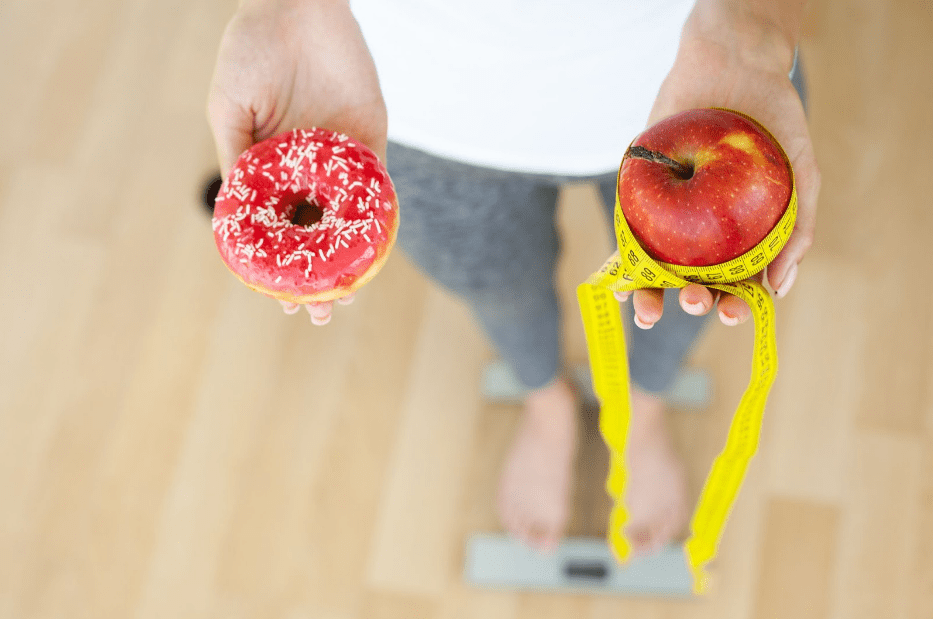 Choose between junk food versus healthy diet-min